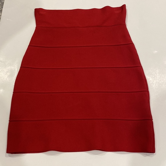 BCBG MAX AZRIA BANDAGE SKIRT IN RED - Picture 6 of 14